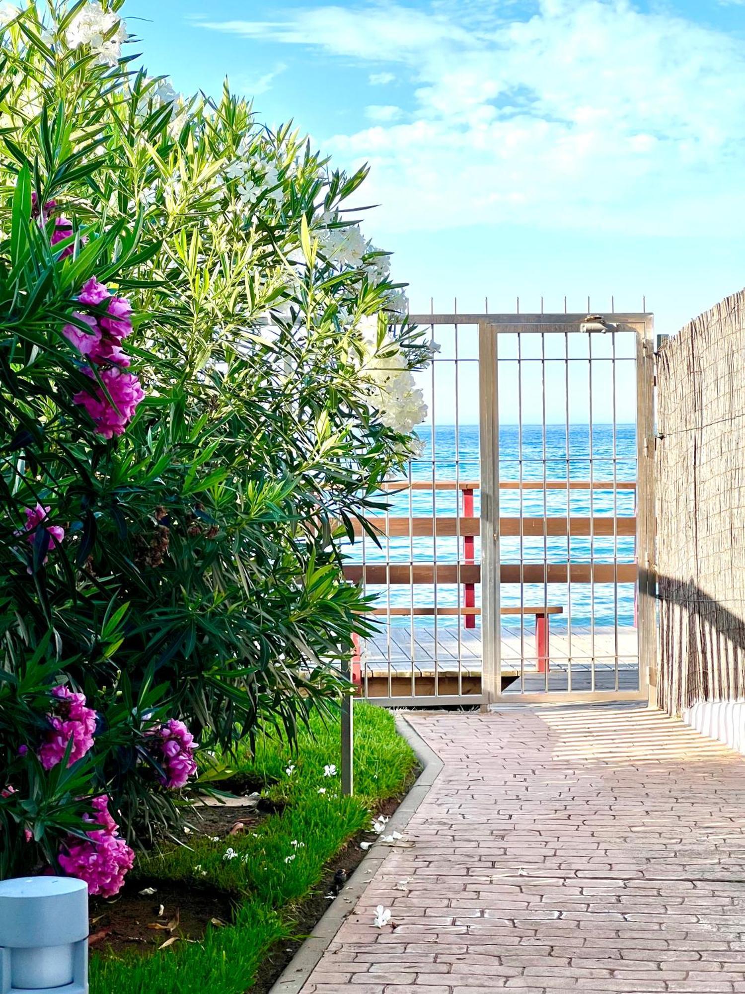 Beachfront Penthouse Apartment With Large Terrace And Breathtaking Sea Views Close To Marbella Spain Sitio de Calahonda ภายนอก รูปภาพ